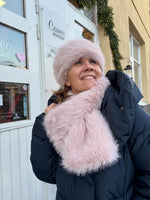 Lataa kuva Galleria-katseluun, KN Kati Niemi tekoturkishuivi
